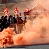 Trabajadores de TotalEnergies y Esso ExxonMobil lanzan una bomba de humo de colores durante una protesta