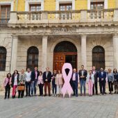 Colocación del lazo rosa en el ayuntamiento de Teruel