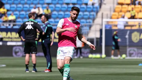 Álex Moreno toca el balón sobre el césped del Nuevo Mirandilla de Cádiz. Álex Moreno toca el balón sobre el césped del Nuevo Mirandilla de Cádiz.
