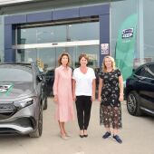 La directora comercial de Mercedes Benz Autovidal, María Vidal, y la presidenta de CAEB, Carmen Planas, atienden a Elka Dimitrova en un programa especial desde el concesionario de coches.