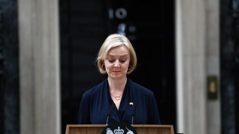La primera ministra británica, Liz Truss, pronuncia una declaración de dimisión frente al número 10 de Downing Street en Londres