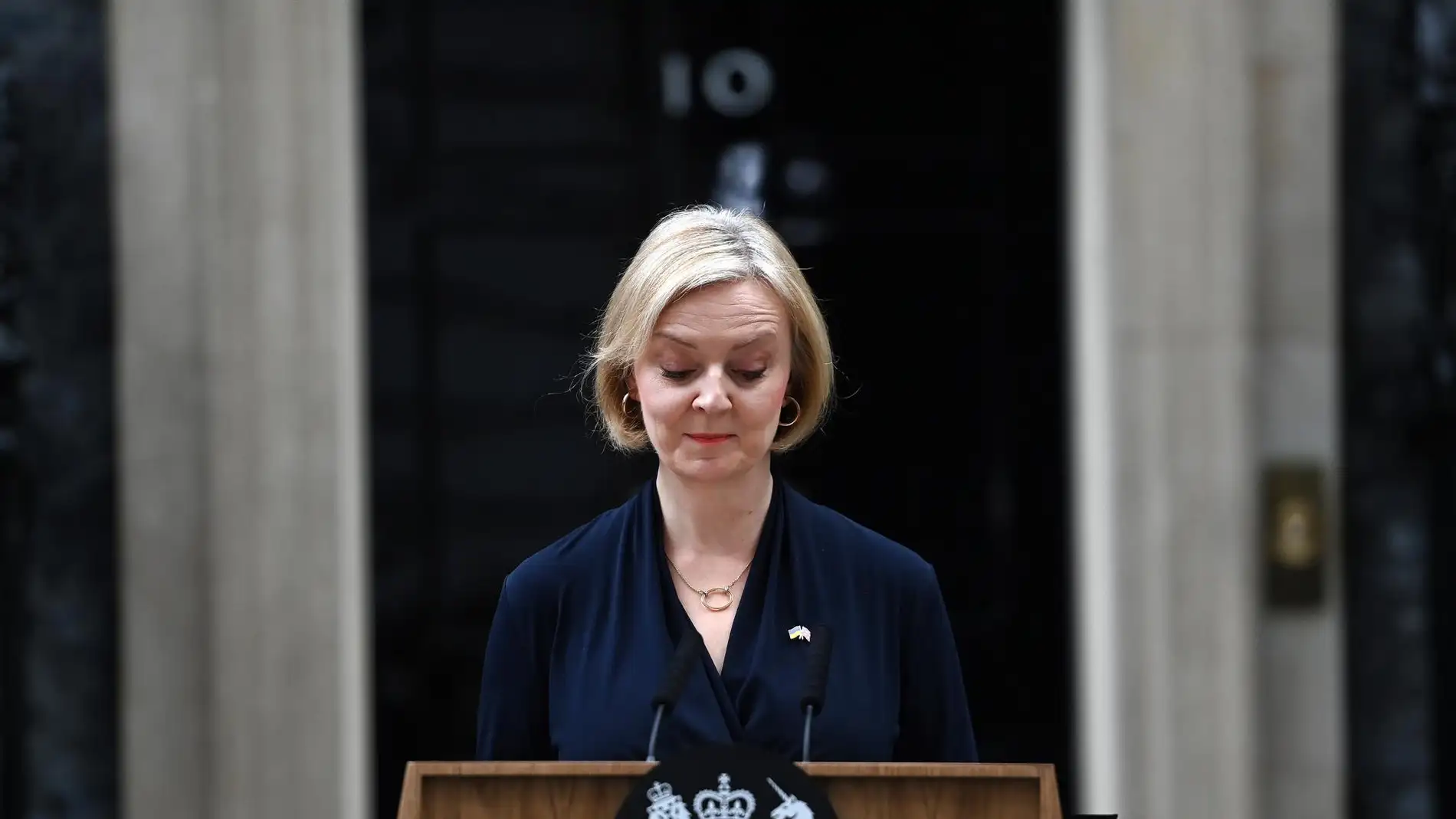 La primera ministra británica, Liz Truss, pronuncia una declaración de dimisión frente al número 10 de Downing Street en Londres