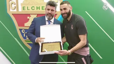 Christian Bragarnikm propietario del Elche CF, entregó una placa de reconocimiento a Karim Benzemá tras jugar su primer partido como Balón de Oro Christian Bragarnikm propietario del Elche CF, entregó una placa de reconocimiento a Karim Benzemá tras jugar su primer partido como Balón de Oro