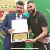 Christian Bragarnikm propietario del Elche CF, entregó una placa de reconocimiento a Karim Benzemá tras jugar su primer partido como Balón de Oro