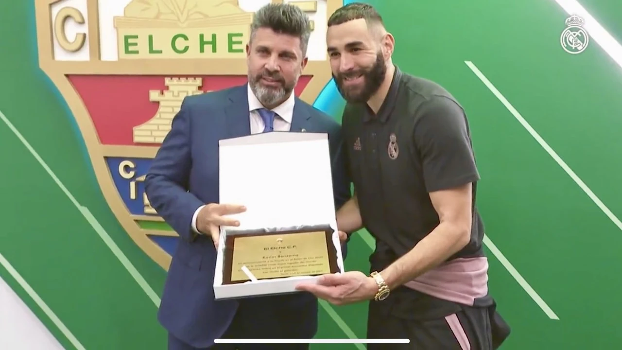 Christian Bragarnikm propietario del Elche CF, entregó una placa de reconocimiento a Karim Benzemá tras jugar su primer partido como Balón de Oro Christian Bragarnikm propietario del Elche CF, entregó una placa de reconocimiento a Karim Benzemá tras jugar su primer partido como Balón de Oro