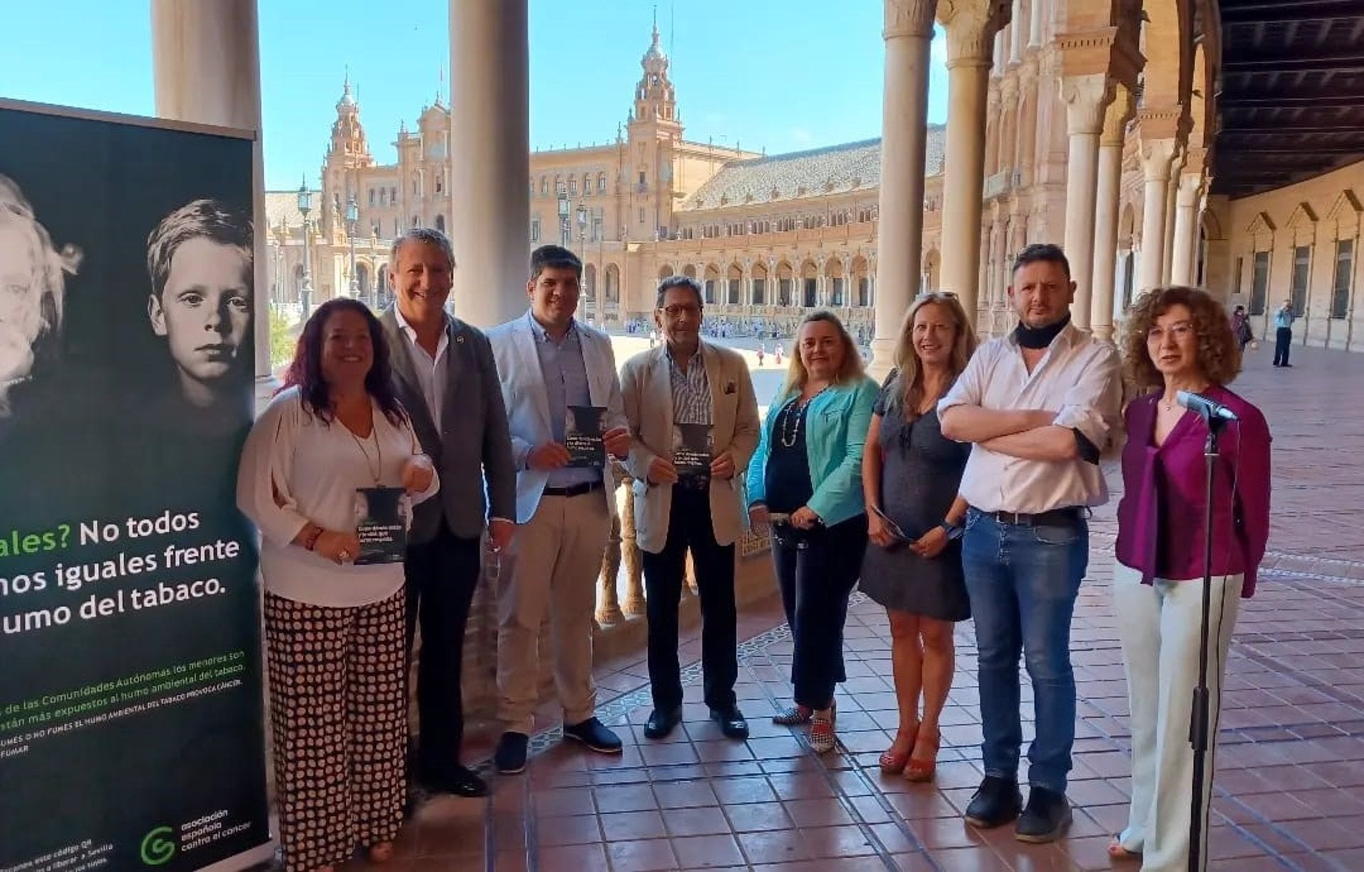 El Ayuntamiento "promoverá" que la Plaza de España y el Parque de María Luisa sean espacios libres de humo El Ayuntamiento "promoverá" que la Plaza de España y el Parque de María Luisa sean espacios libres de humo