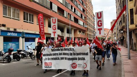 UGT y CCOO protestan ante el &quot;bloqueo&quot; del convenio del azulejo