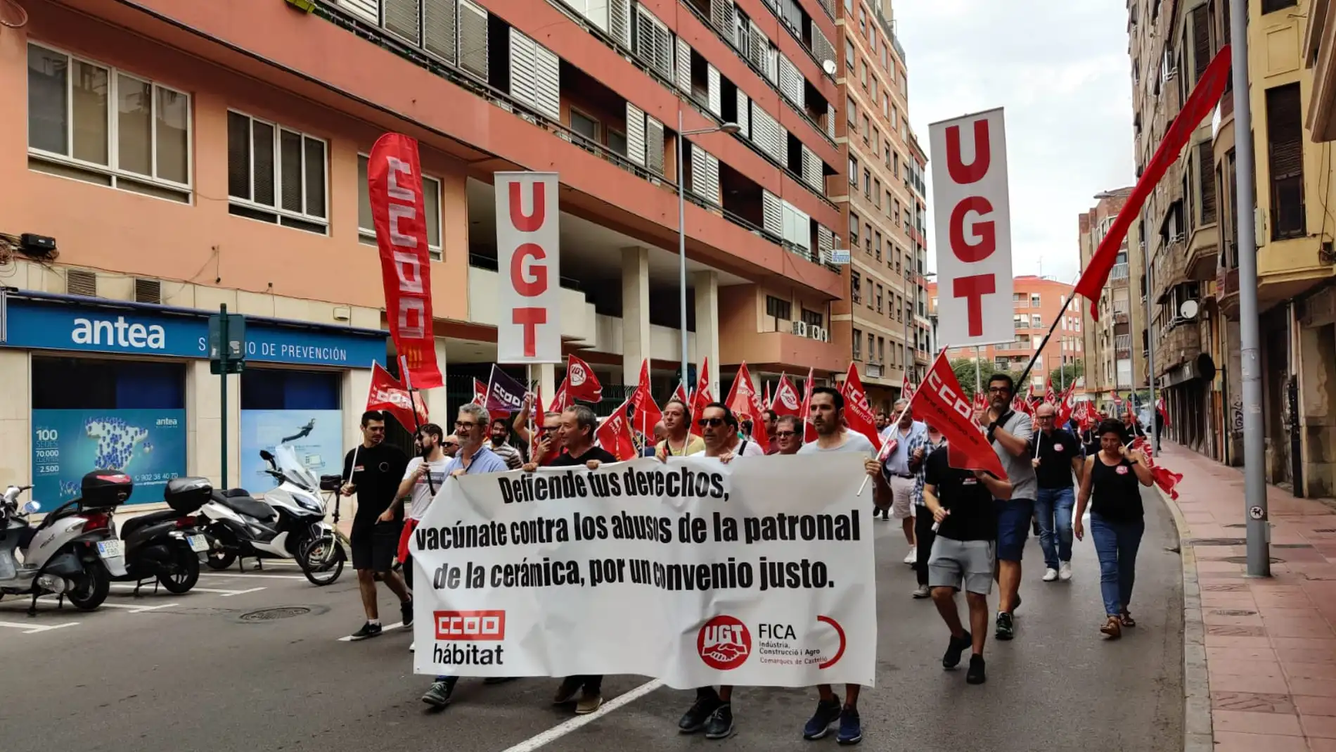 UGT y CCOO protestan ante el "bloqueo" del convenio del azulejo