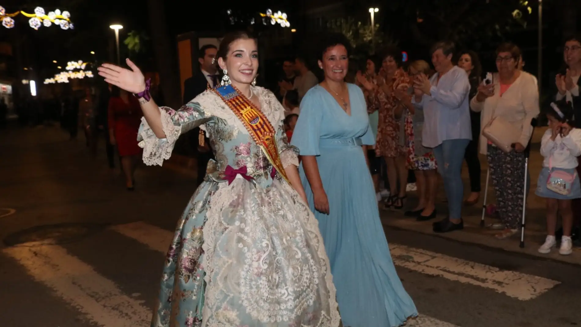 La alcaldesa de Onda, Carmina Ballester junto con la reina de la Fira, Rosa Fernández en su proclamación. 