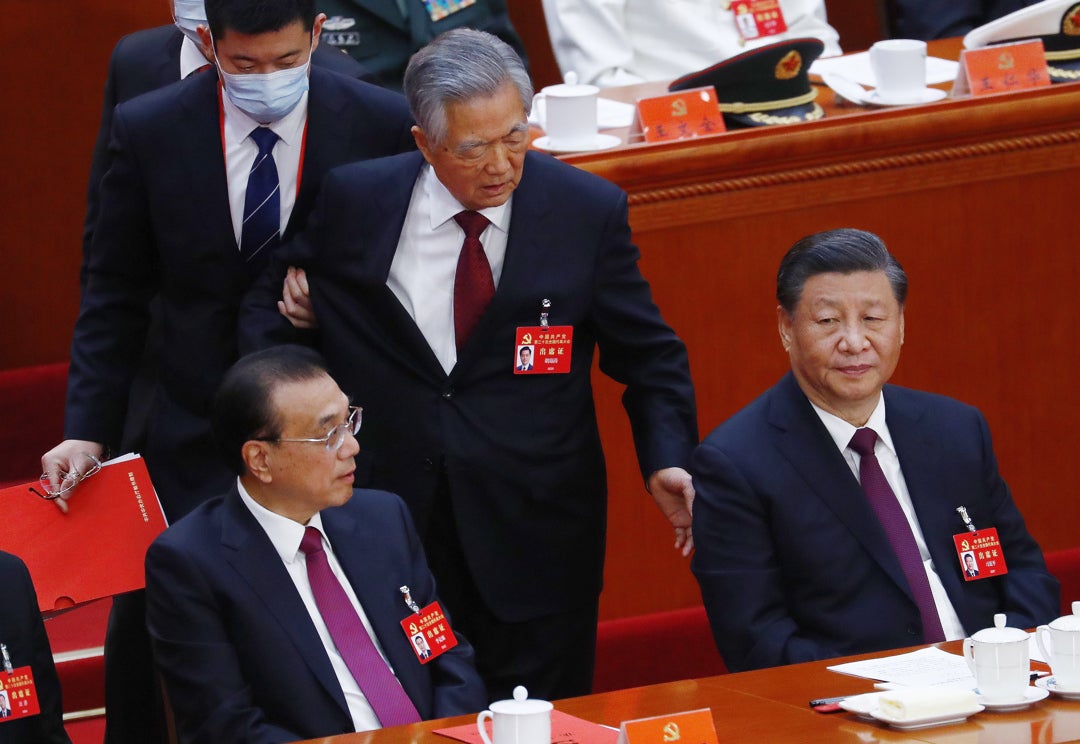 Xi Jinping cimenta su poder en un Congreso marcado por el desalojo a la fuerza del expresidente Hu Jintao Xi Jinping cimenta su poder en un Congreso marcado por el desalojo a la fuerza del expresidente Hu Jintao