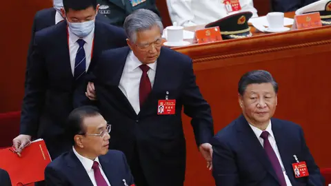 Desalojan por la fuerza del Congreso del Partido Comunista chino al expresidente Hu Jintao ante la impasividad de Xi Jinping Xi Jinping cimenta su poder en un Congreso marcado por el desalojo a la fuerza del expresidente Hu Jintao