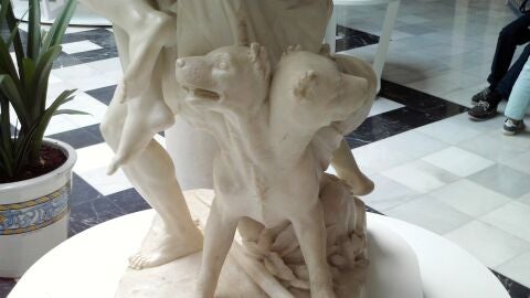 Una escultura de un cancerbero (un perro de tres cabezas)