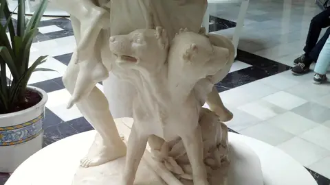 Una escultura de un cancerbero (un perro de tres cabezas) Una escultura de un cancerbero (un perro de tres cabezas)