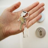 Una persona muestra las llaves de una vivienda.
