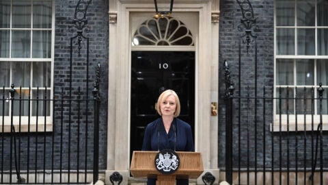 La primera ministra brit&aacute;nica, Liz Truss, anunci&oacute; el jueves su dimisi&oacute;n/ EFE/EPA/NEIL HALL