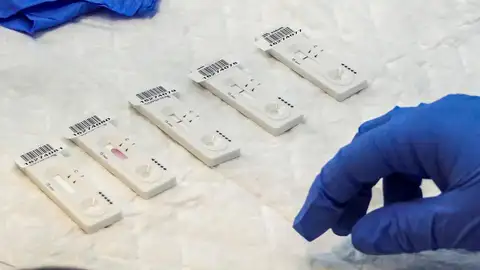 Imagen de archivo de varios test de antígenos de diagnóstico para la COVID-19