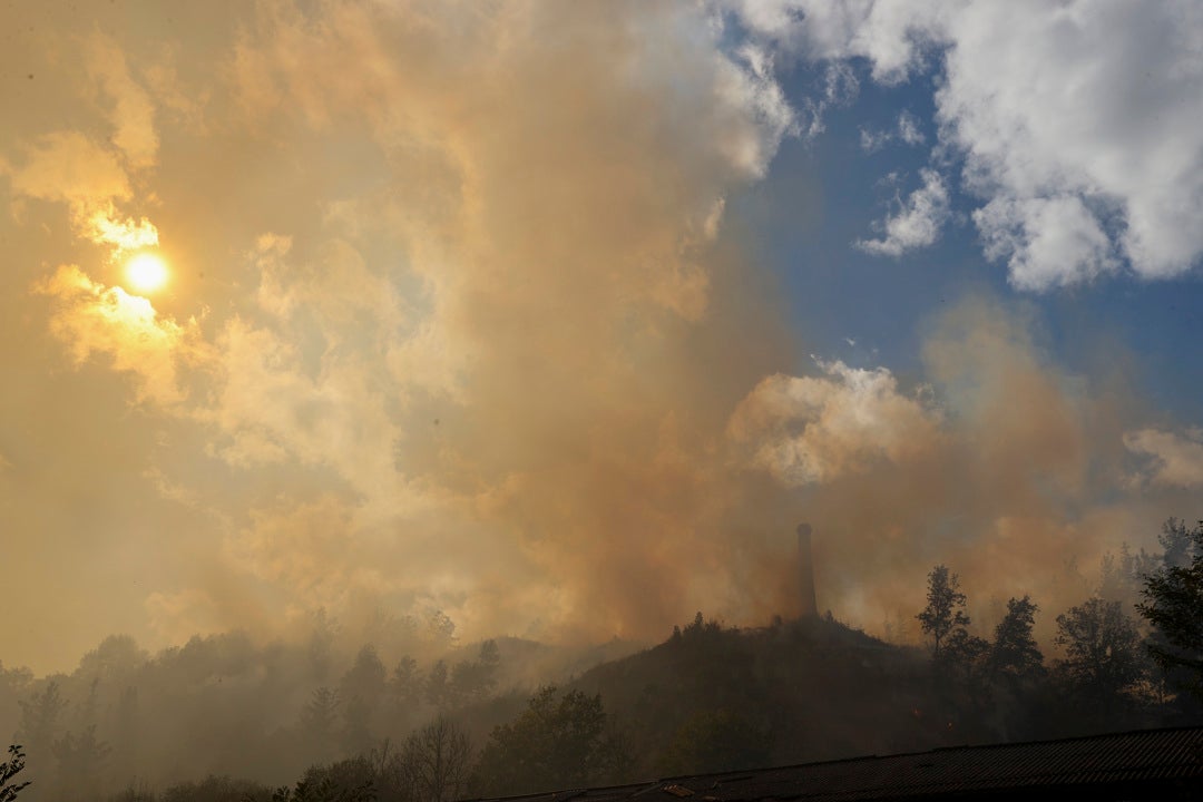 Cien efectivos de bomberos han trabajado durante la noche para sofocar el incendio de Balmaseda (Vizcaya) Cien efectivos de bomberos han trabajado durante la noche para sofocar el incendio de Balmaseda (Vizcaya)