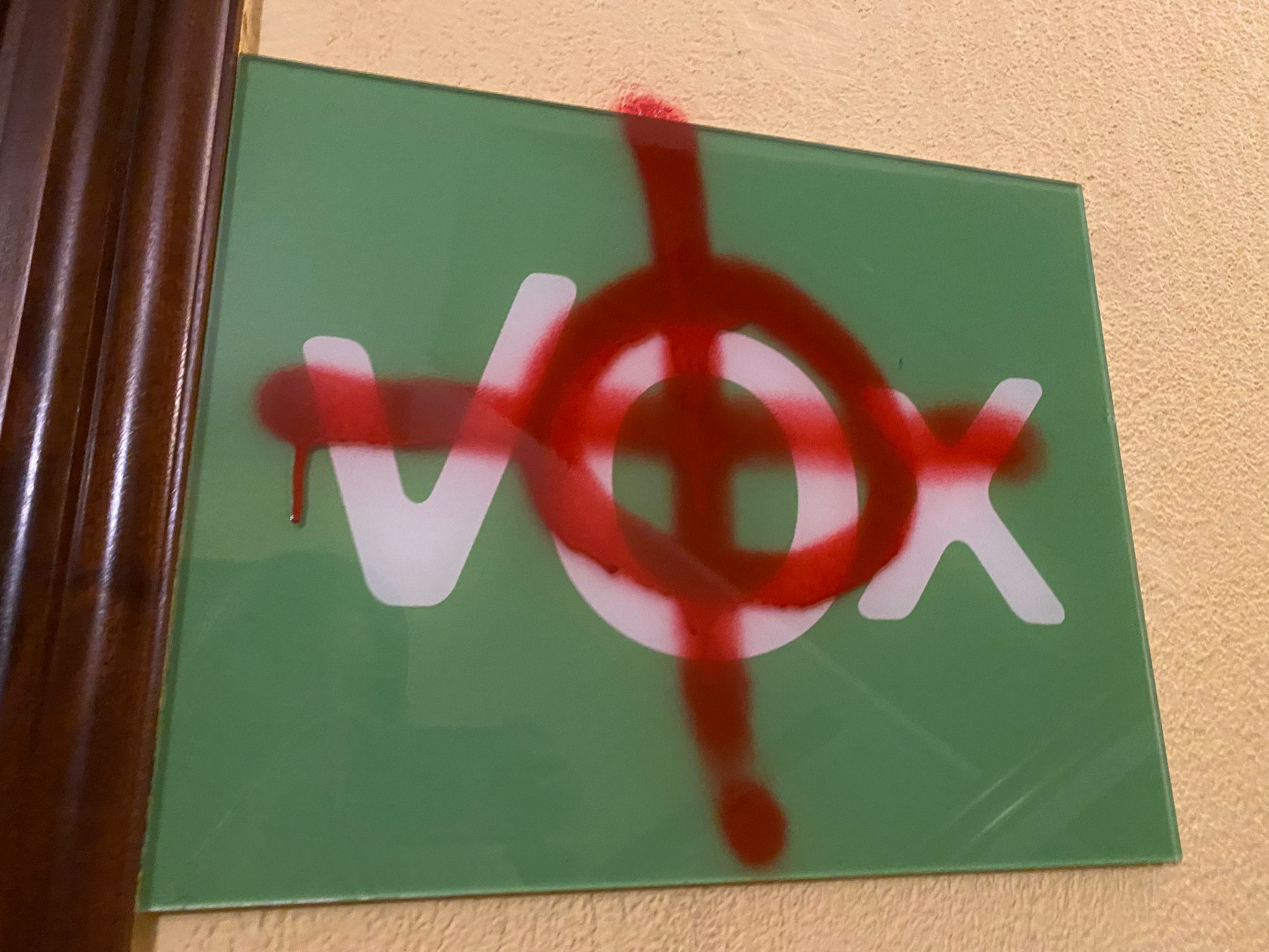 Pintadas en la sede de Vox Asturias en Oviedo Pintadas en la sede de Vox Asturias en Oviedo
