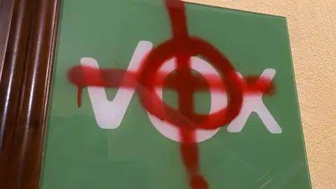 Pintadas en la sede de Vox Asturias en Oviedo Pintadas en la sede de Vox Asturias en Oviedo