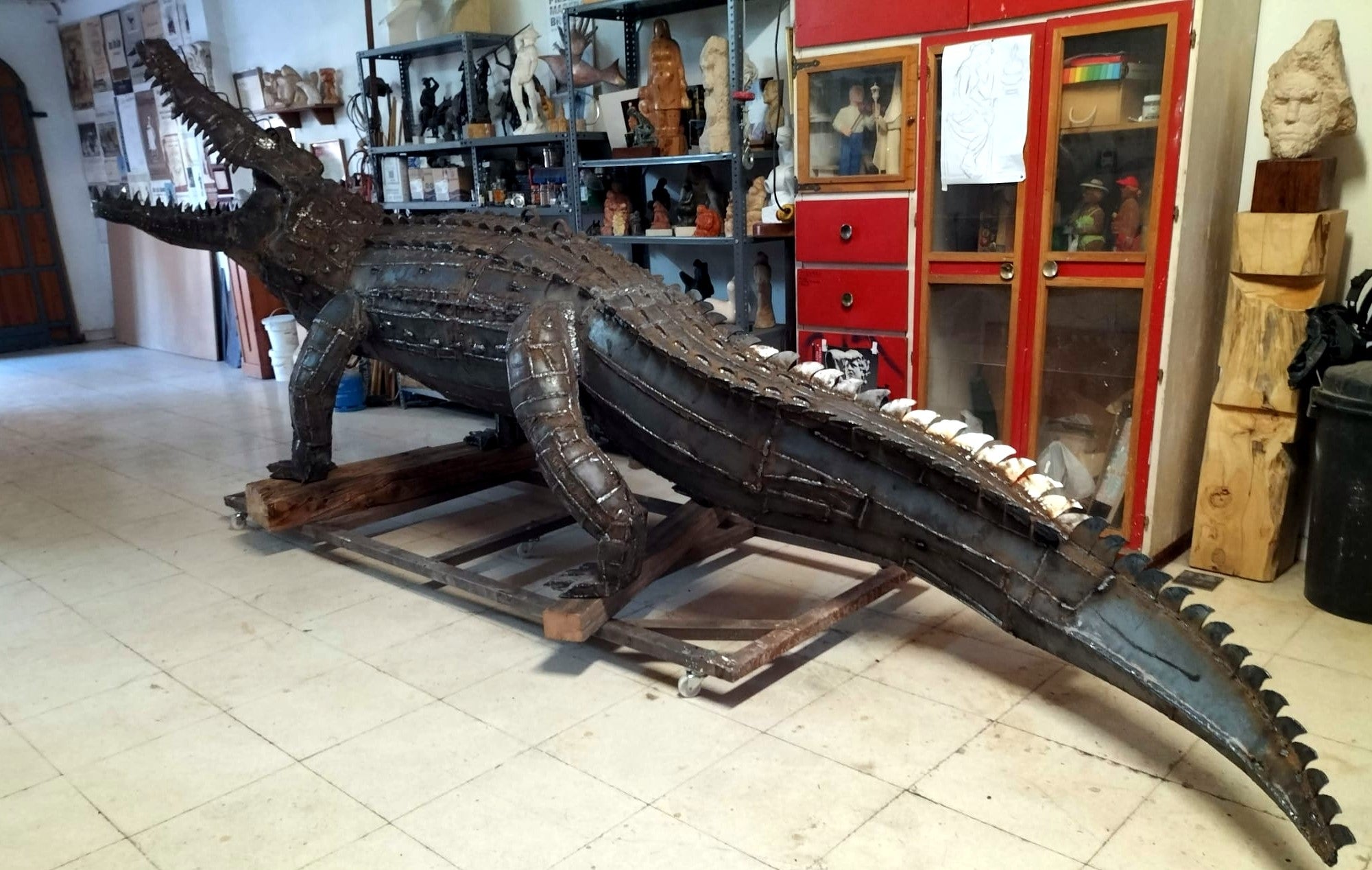 Viso del Marqués coloca una escultura de su "lagarto" en la rotonda de entrada Viso del Marqués coloca una escultura de su "lagarto" en la rotonda de entrada