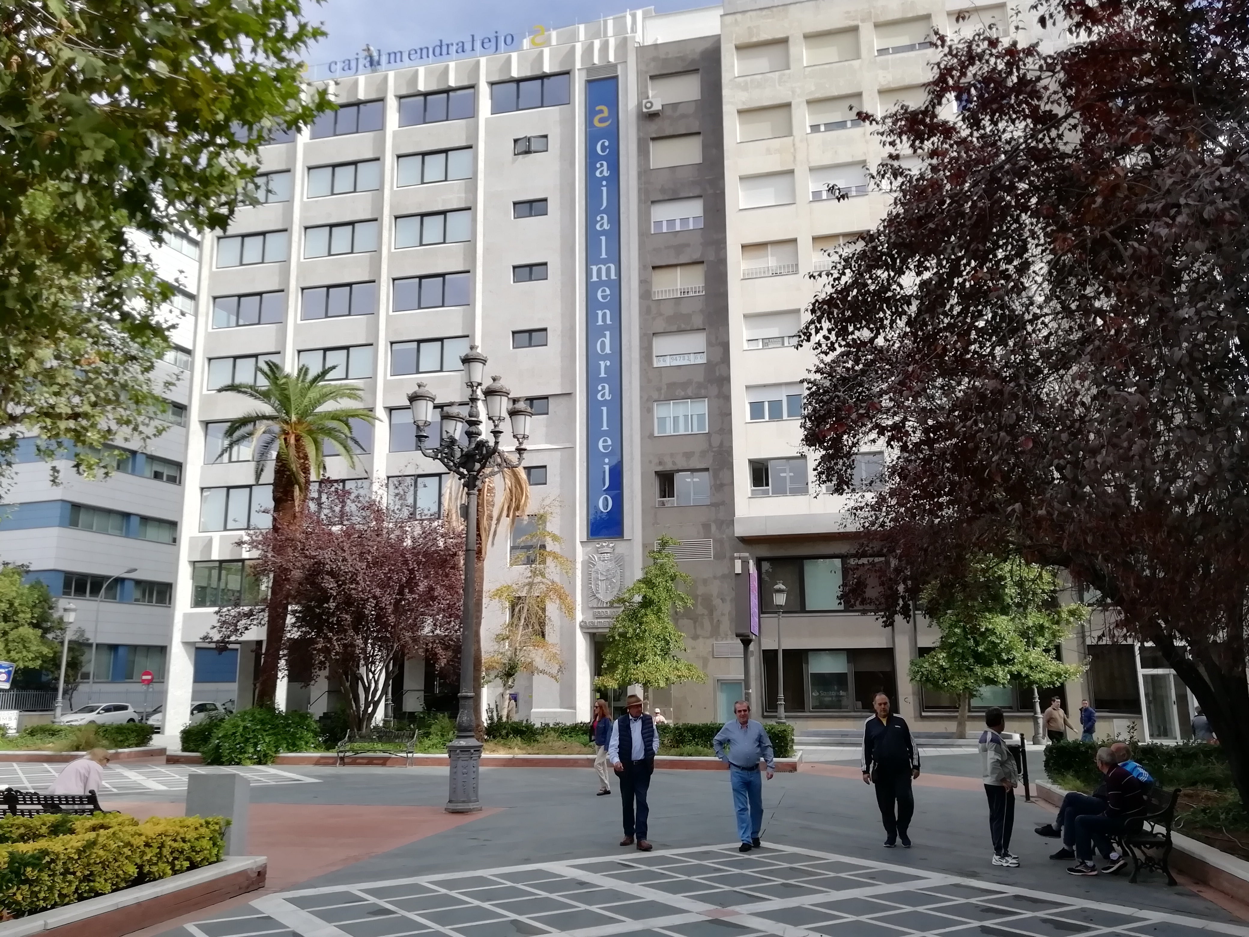 Cajalmendralejo presenta su nueva sede financiera en Badajoz en la que ha invertido 12,8 millones de euros Cajalmendralejo presenta su nueva sede financiera en Badajoz en la que ha invertido 12,8 millones de euros