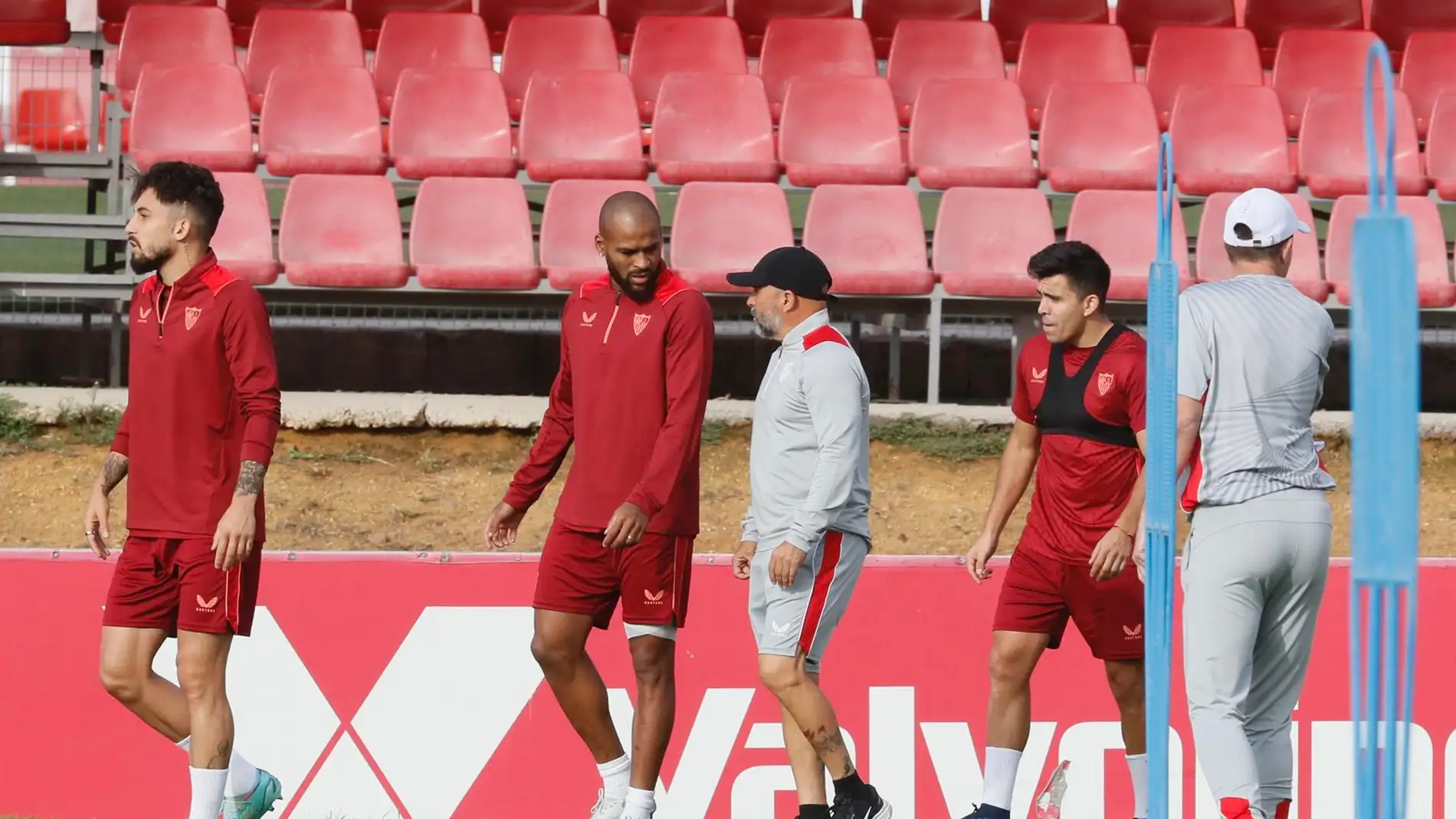 El entrenador del Sevilla, Jorge Sampaoli, junto a sus jugadores Telles, Marcao y Acuña (Izq a dcha) durante el entrenamiento que ha tenido lugar este lunes en la ciudad deportiva previo al partido de la jornada 5 de la fase de grupos de la Liga de Campeones que se disputa el martes ante el Copenhague danés en el estadio Sánchez Pizjuán.
