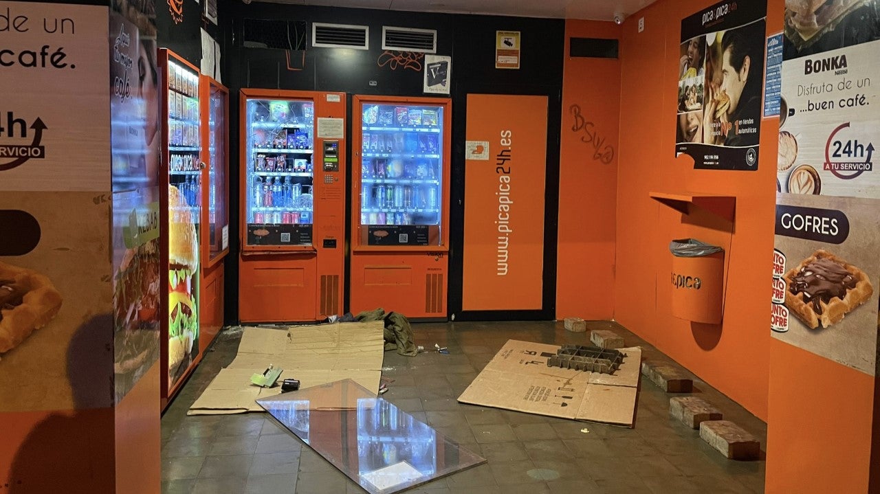 La Policía Local de Elche detiene a un joven tras forzar el cajetín de una máquina expendedora La Policía Local de Elche detiene a un joven tras forzar el cajetín de una máquina expendedora