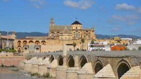 Puente romano y mezquita Catedral al fondo