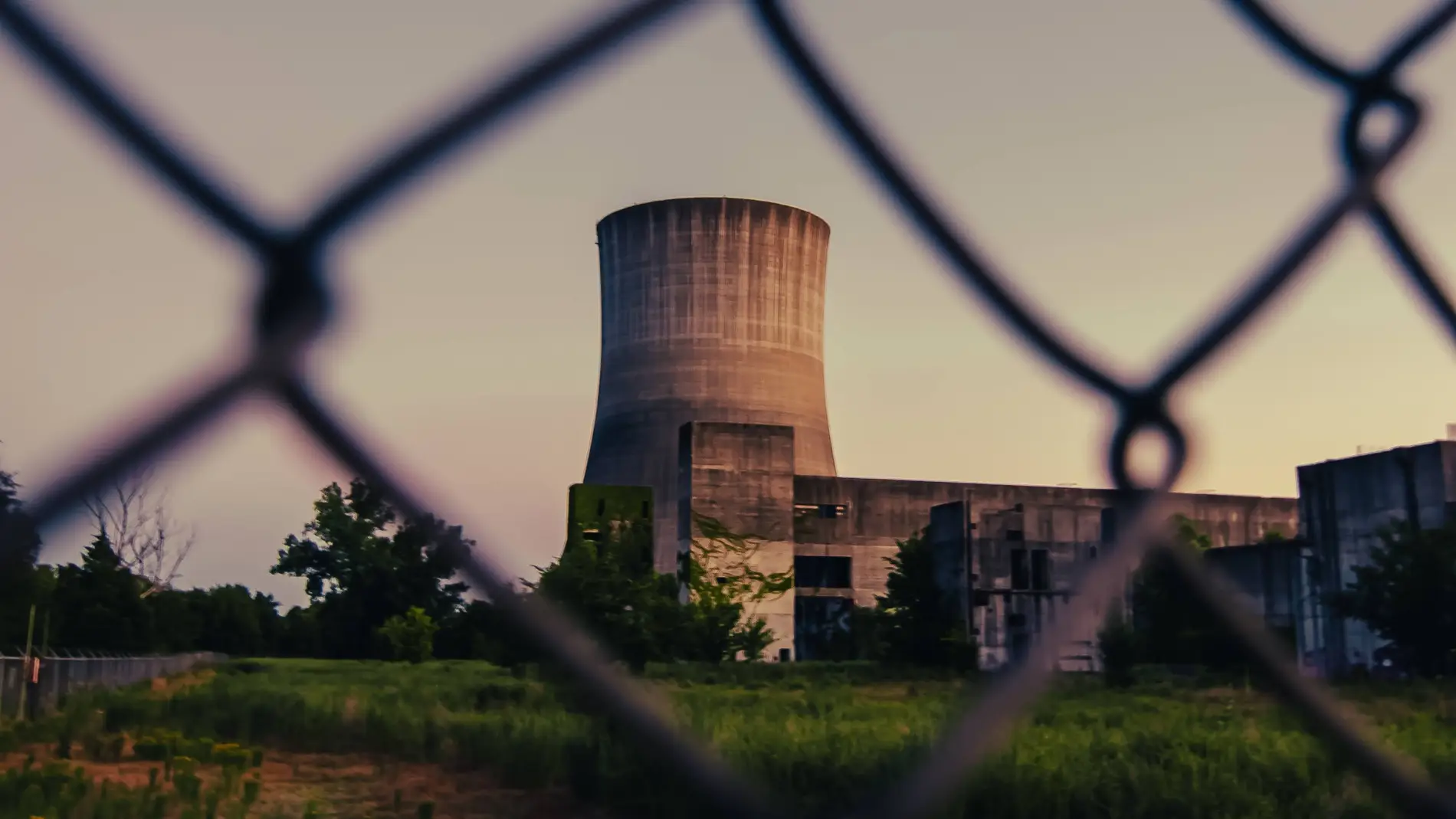 Una imagen de archivo que muestra una torre de refrigeración de una central nuclear/ Unsplash