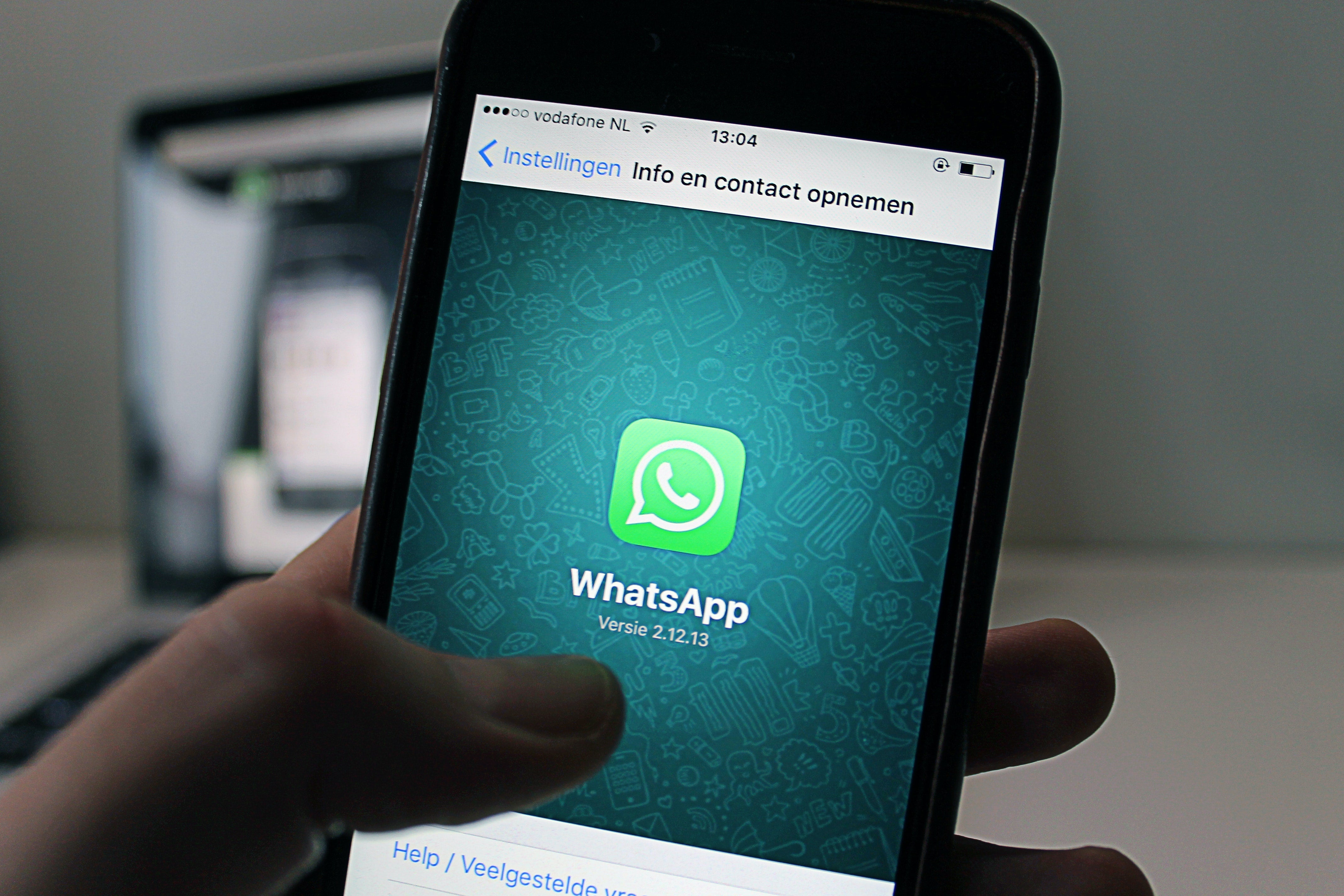Persona Física: Whatsapp caído y adolescentes hablando entre ellos Persona Física: Whatsapp caído y adolescentes hablando entre ellos