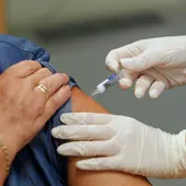 Una enfermera pone una vacuna contra la gripe. Foto archivo. Una enfermera pone una vacuna contra la gripe. Foto archivo.