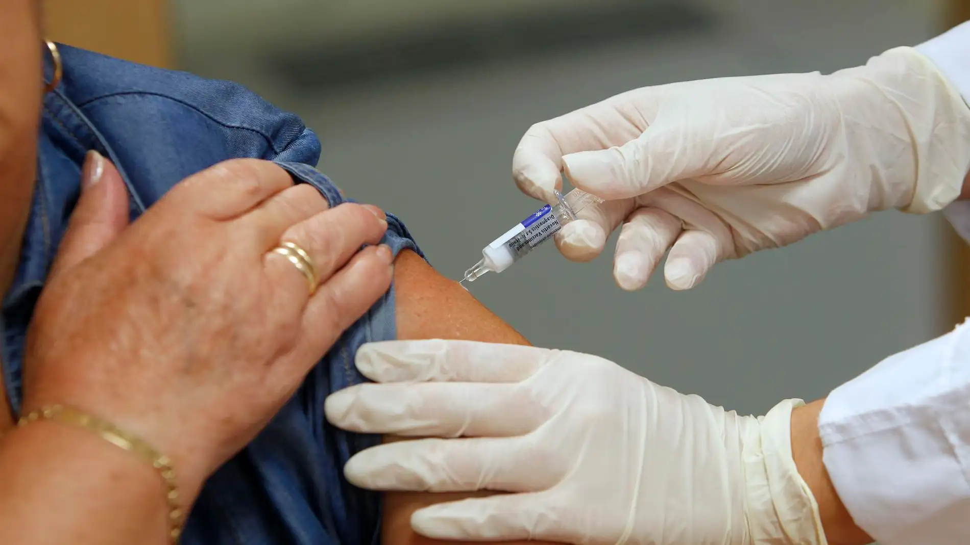 Una enfermera pone una vacuna contra la gripe. Foto archivo.