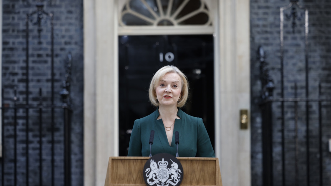 Liz Truss saluta Downing Street difendendo le azioni “urgenti” del suo governo