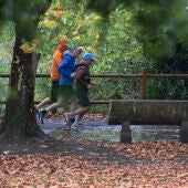 Un grupo practica deporte en un parque en Lugo 