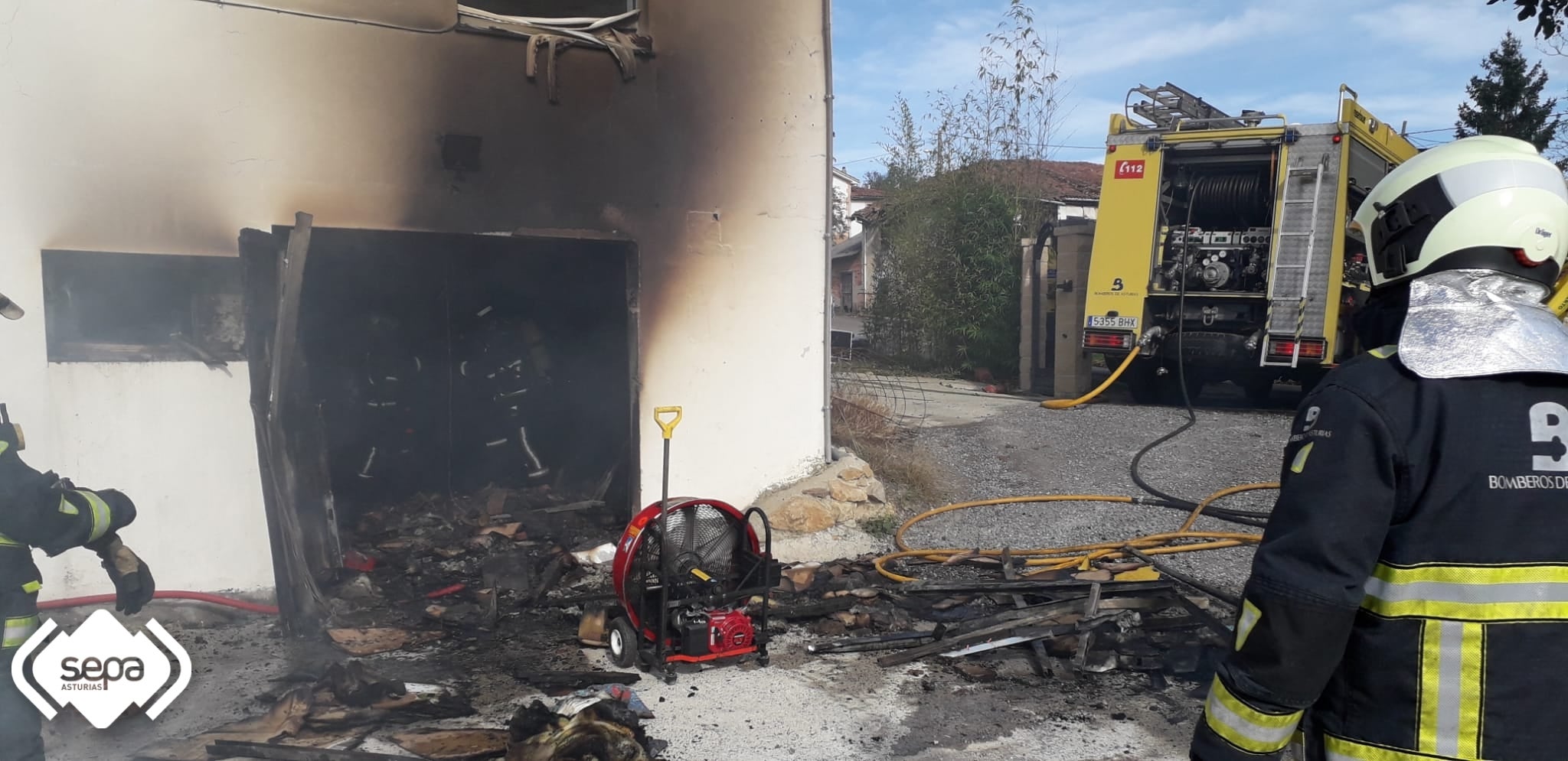 Los bomberos extinguen un incendio declarado en una carpintería de Cabranes Los bomberos extinguen un incendio declarado en una carpintería de Cabranes