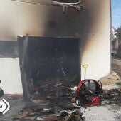 Los bomberos extinguen un incendio declarado en una carpintería de Cabranes