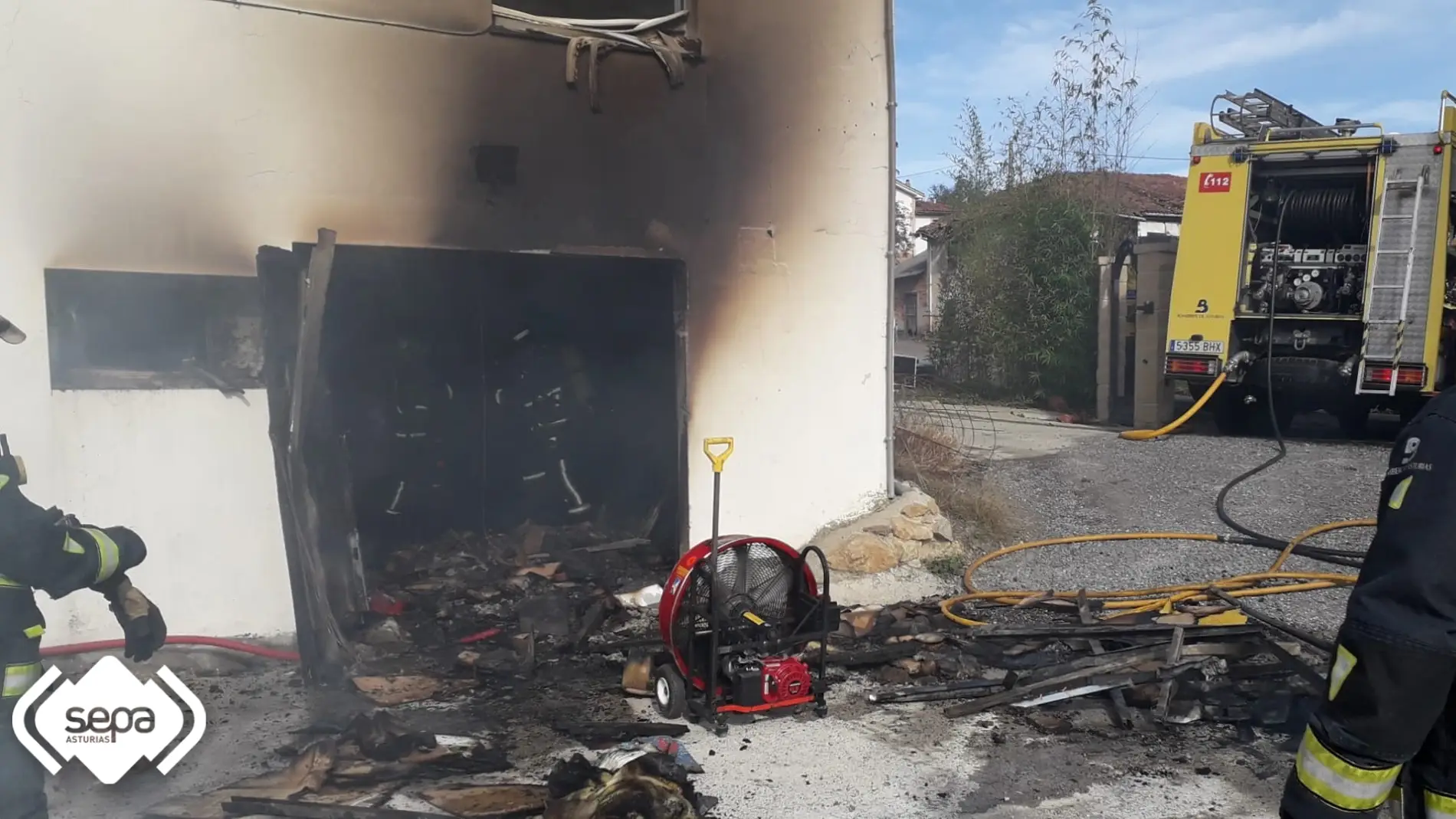 Los bomberos extinguen un incendio declarado en una carpintería de Cabranes