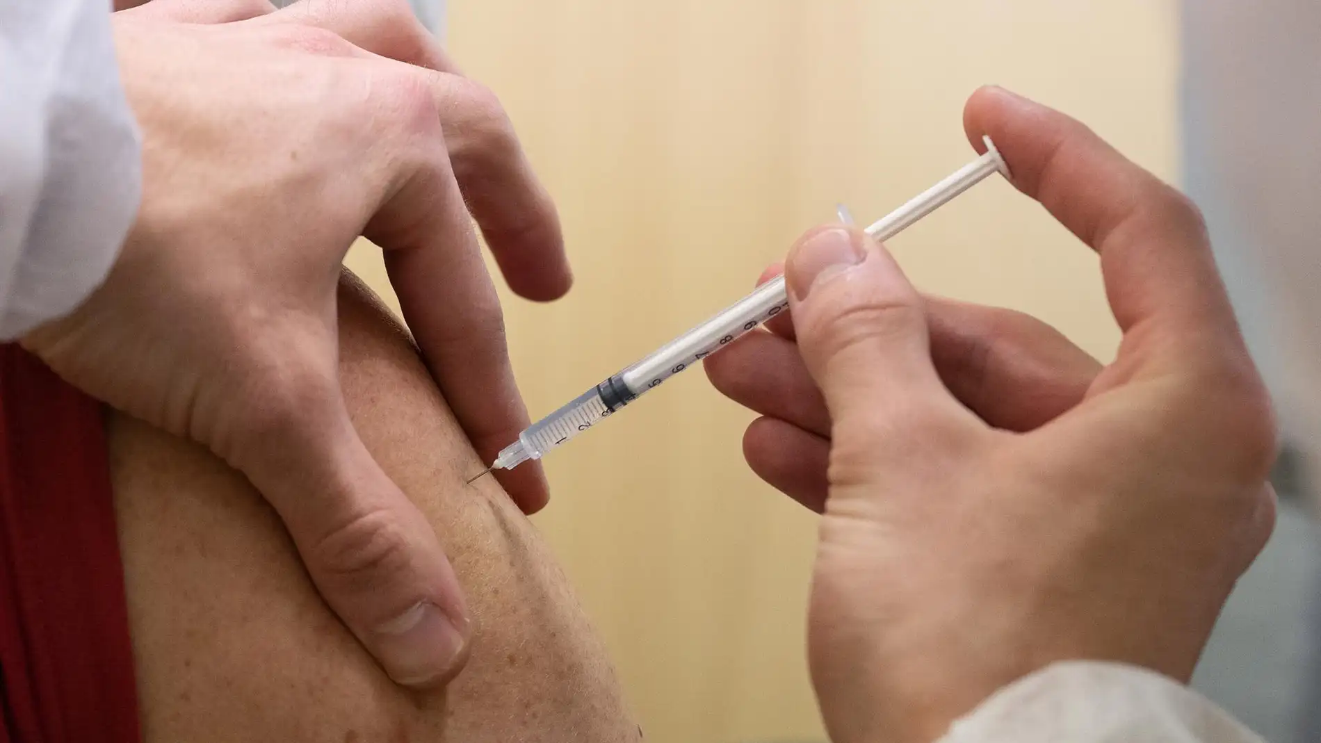 Un estudio detalla qué implica tener efectos secundarios con la vacuna de la Covid