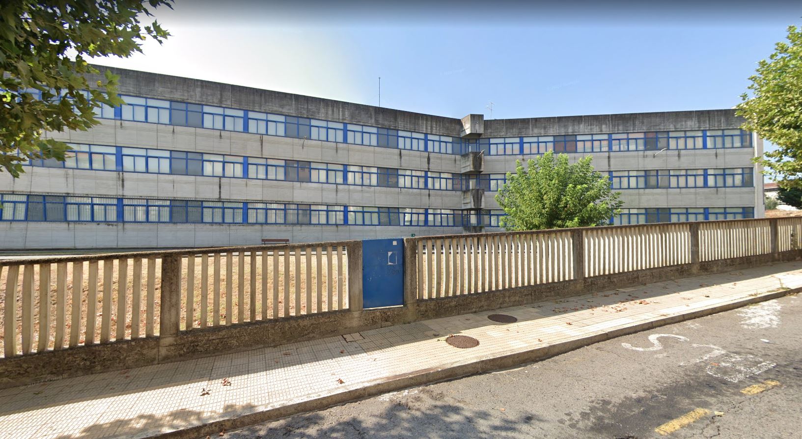 Un menor muerto y un herido en el derrumbe del muro de un instituto en Ourense Un menor muerto y un herido en el derrumbe del muro de un instituto en Ourense