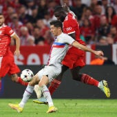 Lewandowski pelea un balón ante los jugadores del Bayern Múnich