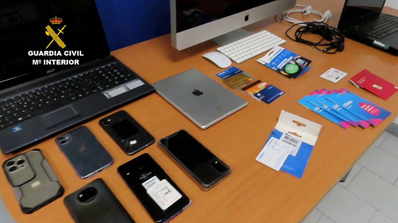 La denuncia de una empresa de Crevillent lleva a la Guardia Civil a desarticular una red de ciberdelincuentes afincada en Manresa La denuncia de una empresa de Crevillent lleva a la Guardia Civil a desarticular una red de ciberdelincuentes afincada en Manresa