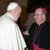 El obispo de Cuenca junto al Papa Francisco
