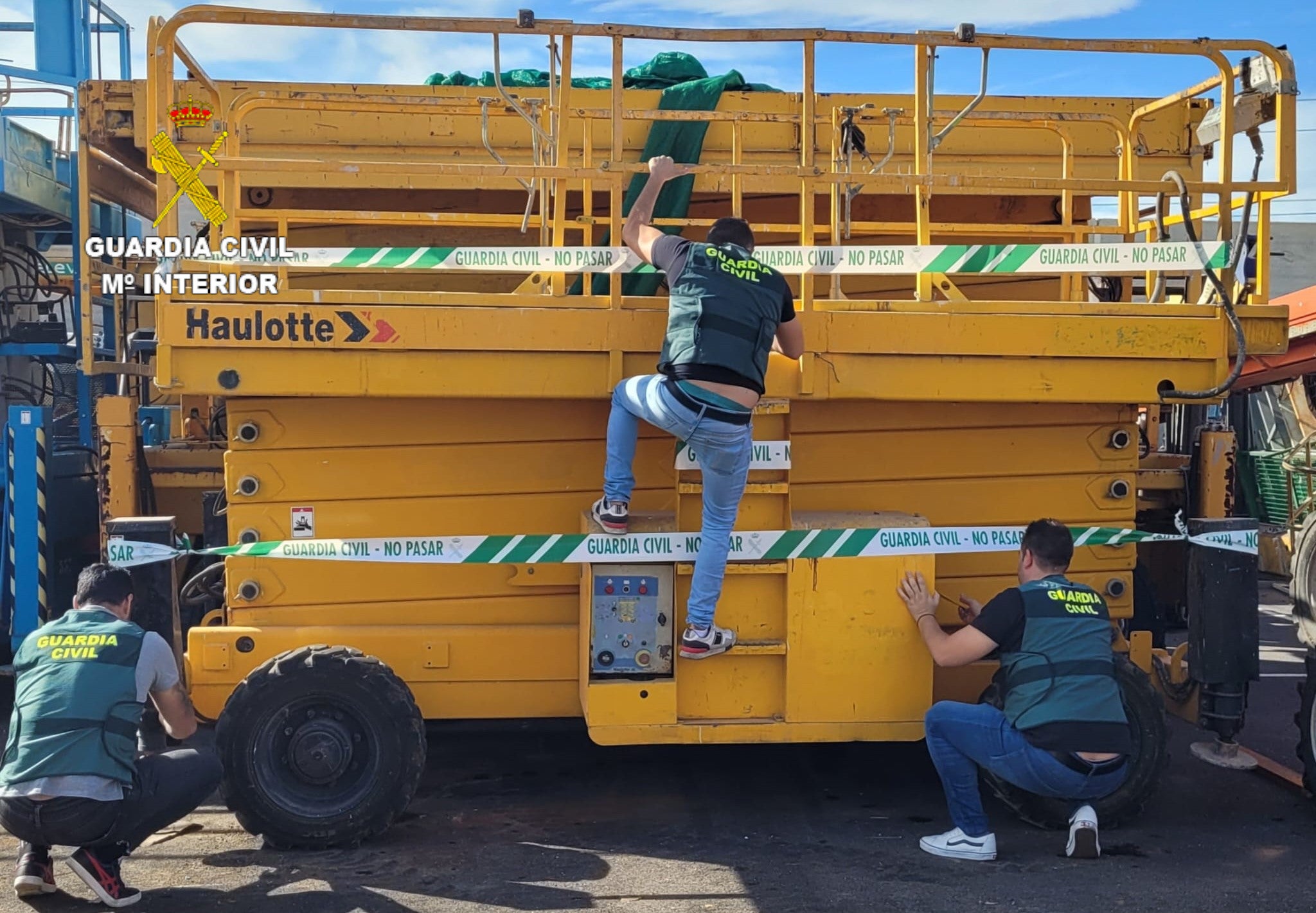 La Guardia Civil detiene a una persona por el hurto de una plataforma elevadora en L´Alcora La Guardia Civil detiene a una persona por el hurto de una plataforma elevadora en L´Alcora