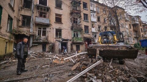Trabajadores comunales limpian los escombros de un edificio residencial da&ntilde;ado en un bombardeo nocturno en la peque&ntilde;a ciudad de Druzhkivka, &aacute;rea de Donetsk, Ucrania