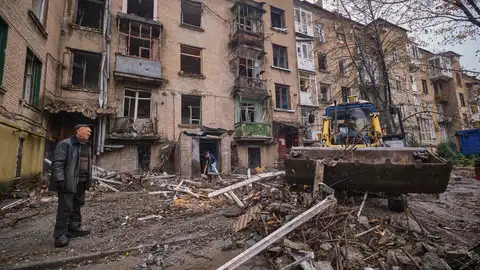 Trabajadores comunales limpian los escombros de un edificio residencial dañado en un bombardeo nocturno en la pequeña ciudad de Druzhkivka, área de Donetsk, Ucrania Trabajadores comunales limpian los escombros de un edificio residencial dañado en un bombardeo nocturno en la pequeña ciudad de Druzhkivka, área de Donetsk, Ucrania