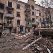 Trabajadores comunales limpian los escombros de un edificio residencial dañado en un bombardeo nocturno en la pequeña ciudad de Druzhkivka, área de Donetsk, Ucrania