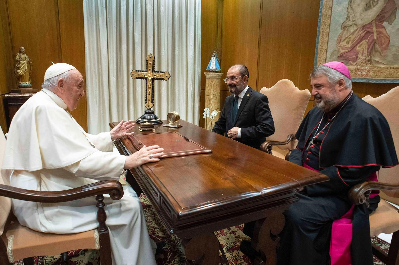 Lambán reivindica la figura del Papa Luna ante el Papa Francisco Lambán reivindica la figura del Papa Luna ante el Papa Francisco