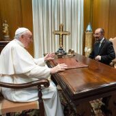 Lambán reivindica la figura del Papa Luna ante el Papa Francisco