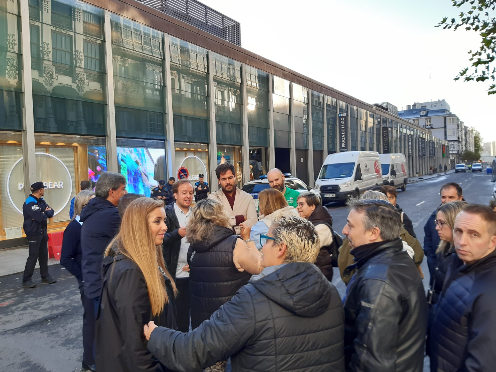 Protestas por los aparcamientos en la Plaza de Lugo y las explicaciones del concejal Francisco Díaz Protestas por los aparcamientos en la Plaza de Lugo y las explicaciones del concejal Francisco Díaz