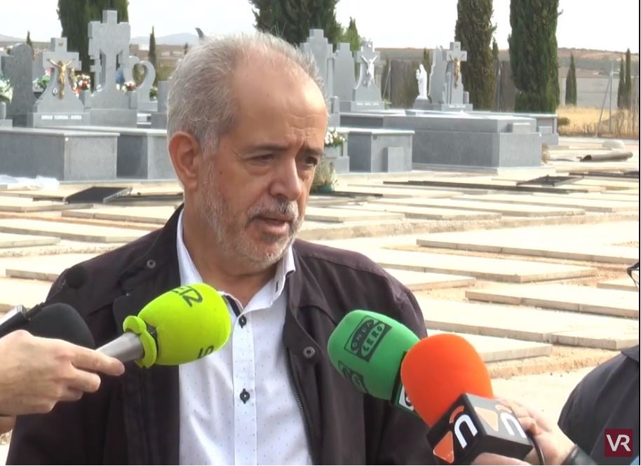 El concejal de Medio Ambiente de Valdepeñas afirma que está en el proyecto reponer los árboles del Colegio 'Lucero' El concejal de Medio Ambiente de Valdepeñas afirma que está en el proyecto reponer los árboles del Colegio 'Lucero'
